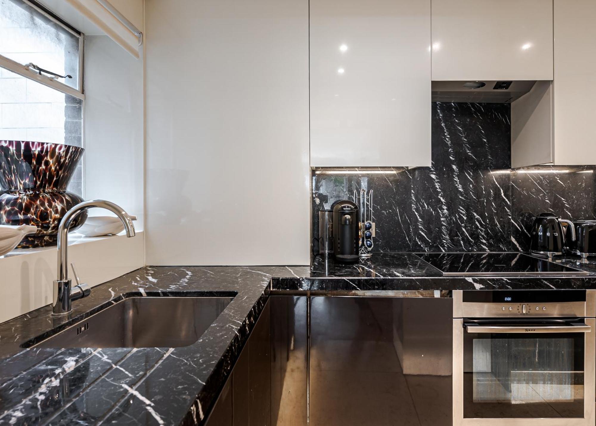 Modern Knightsbridge Apartment With Balcony Overlooking Harrods Prime Location Londres Extérieur photo